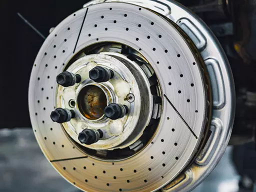 Detalhe do disco de freio de um veículo automotor.