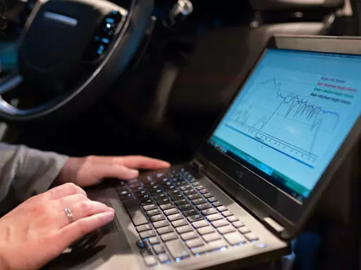 Detalhe de um profissional realizando o diagnóstico em um sistema de injeção eletrônica de combustível.