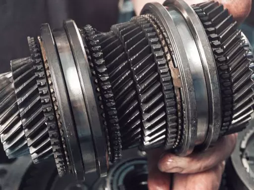 Detalhe do sistema de transmissão de um veículo automotor.